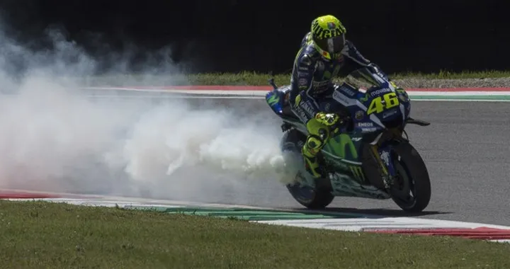 MotoGP Mugello, in "fumo" il motore Yamaha di Rossi: le possibili cause