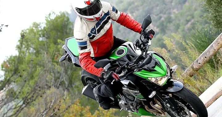 Kawasaki: importante richiamo per la Z800 ABS e la Ninja 300 ABS