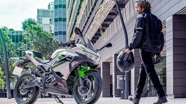 Kawasaki Ninja elettrica 2027: 105 km/h con e-boost, ma cambia poco