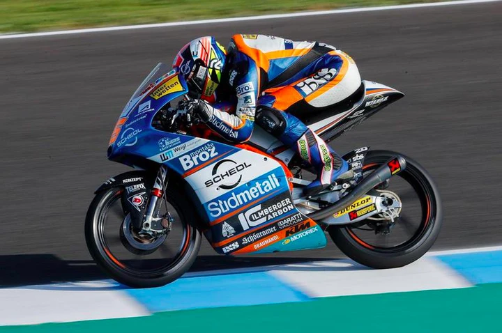 Moto3, Jerez: show e cadute. La “prima” di Oettl in volata su Bezzecchi, leader mondiale. Trionfo Ktm