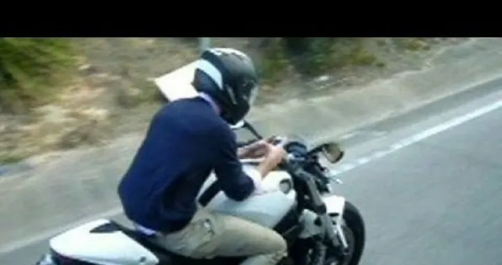 Australiano beccato a scrivere un SMS su una Monster a 80 km/h