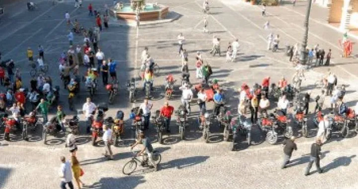 Settimana Benelli: la parata di motociclisti ha invaso piazza del Popolo a Pesaro
