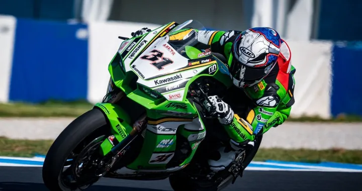 Superbike 2025: Gerloff cade due volte, ma Kawasaki non molla