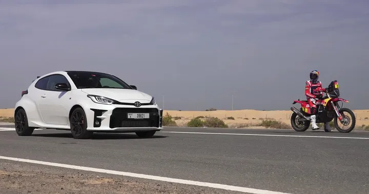 GasGas RX 450F vs Toyota GR Supra vs GR Yaris: chi vince la drag race? [VIDEO]