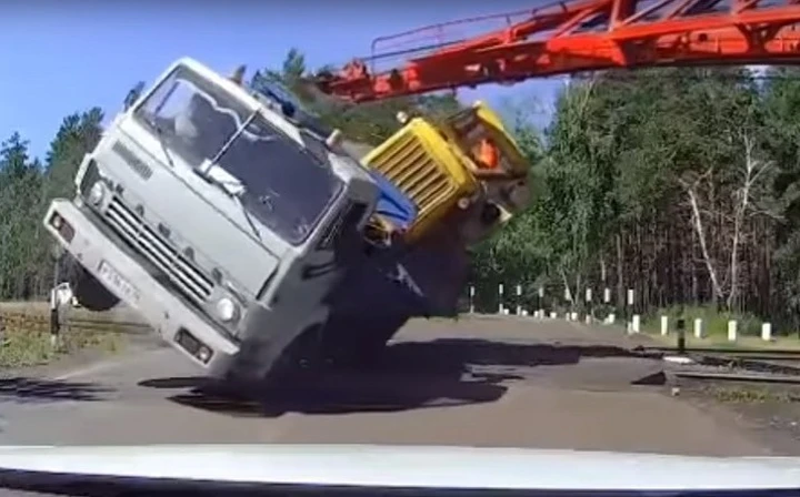 Sbaglia i calcoli ed il camion si ribalta [Video]