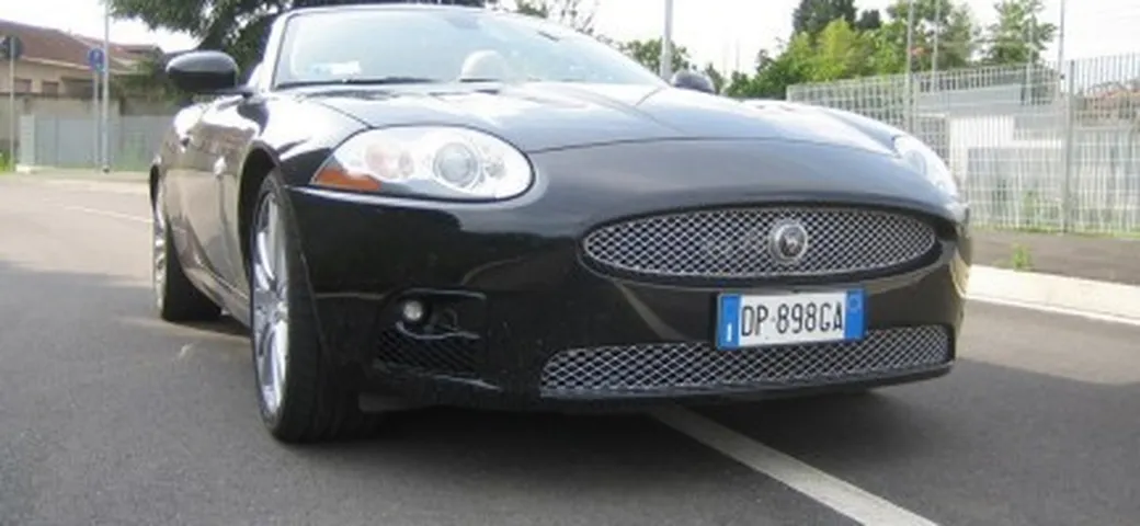 Jaguar XKR: su strada con la coupè e la cabriolet