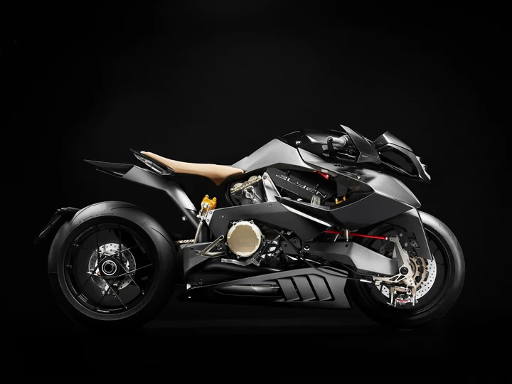 Vyrus Alyen: aliena fuori, Ducati dentro