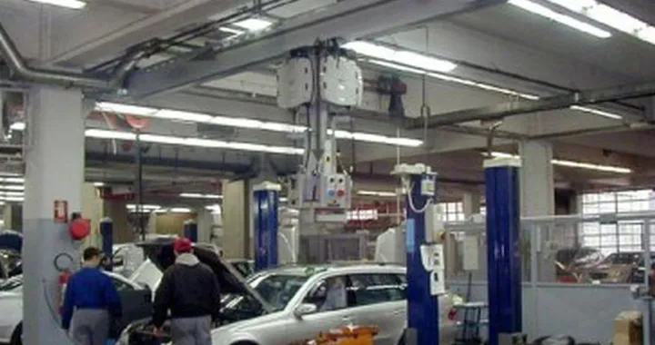 Scopre fattura da 1.800 euro dal meccanico e scappa con l'auto