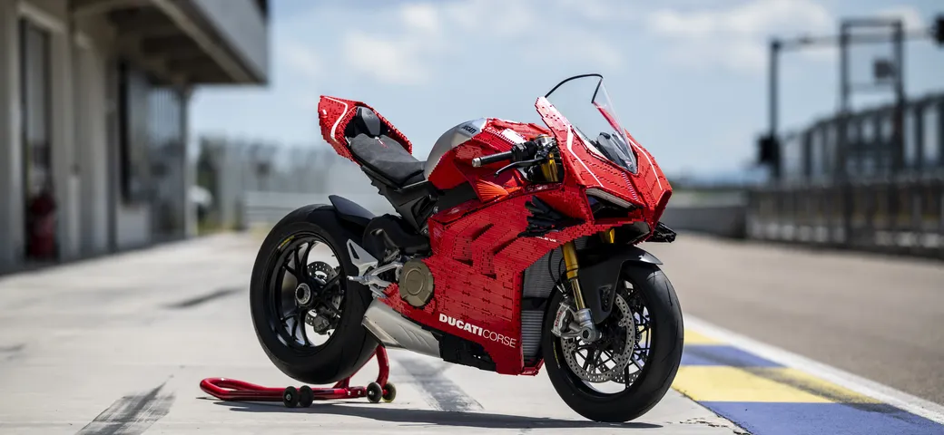Ducati e Lego presentano la Panigale V4R (in scala reale) costruita in mattoncini