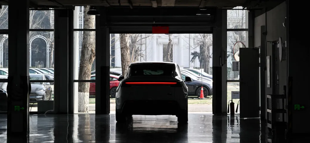 La decadenza di Tesla è testimoniata anche dal crollo di immatricolazioni a Milano