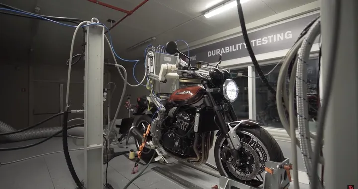 Akrapovic: un robot-tester collauda gli scarichi