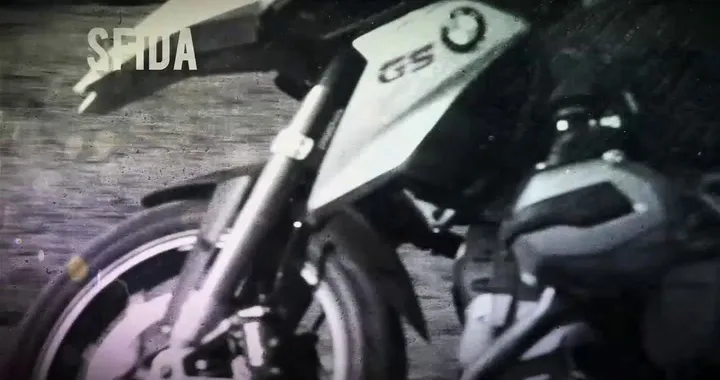 toyota Rav4 Vs BMW R1200GS 2014 Trailer iniziale