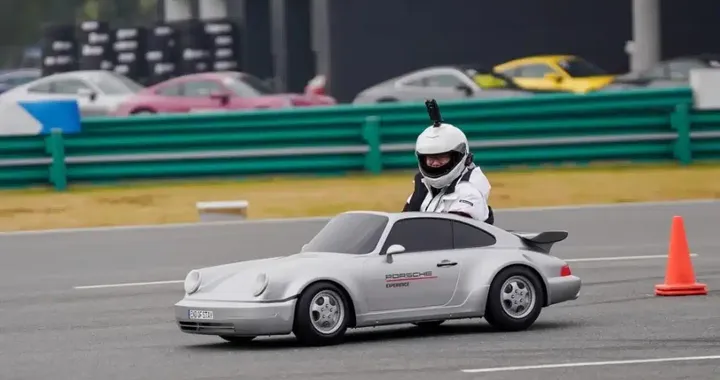 Sembra vera, ma è un giocattolo: la piccola Porsche sfiora i 50 km/h