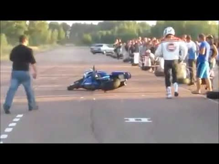 Incidente nella drag race auto-moto: caduta spettacolare del biker [Video]