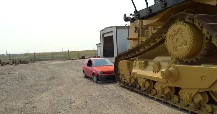 Il bulldozer contro l'utilitaria