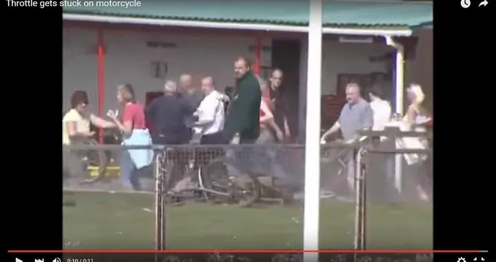 Moto indiavolata fa le capriole in mezzo al pubblico [Video]