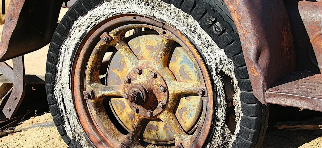 Furti alle ruote delle automobili: polemiche a Napoli