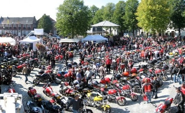 Ducati Monster da Guinness: la carica dei 405 