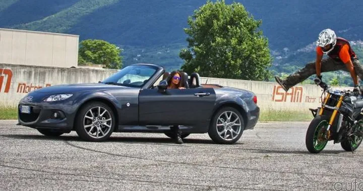 Mazda MX-5 Cult: video test su strada e in pista con Alessandra