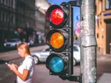Storia del segnale stradale che ha cambiato per sempre la mobilità