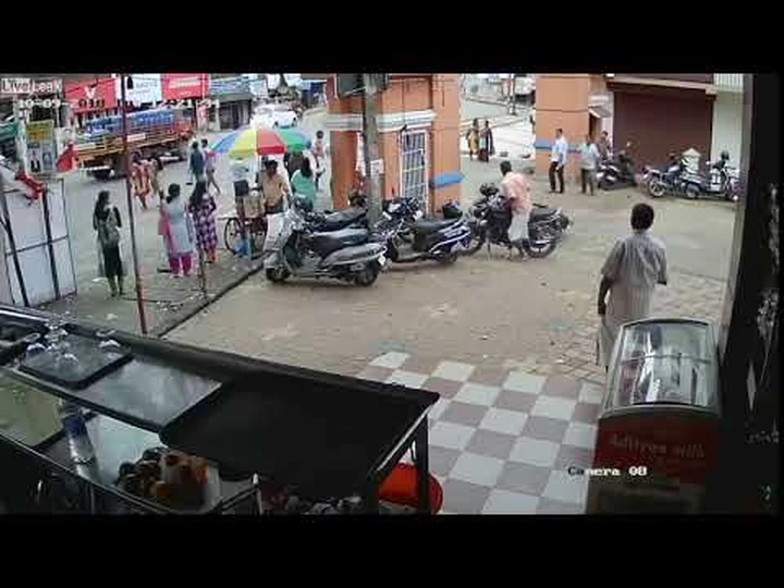 Incidente in moto davvero strano: biker finisce contro il muro [Video]