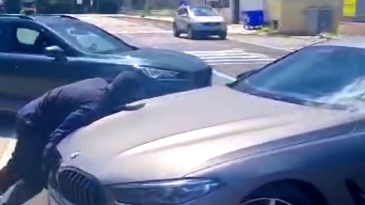 Ladri rubano una BMW Serie 8 Coupé, fregandosene dei presenti | Video