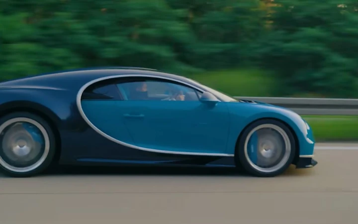Più veloce della luce, spinge una Bugatti a 417 km/h in Autobahn [VIDEO]