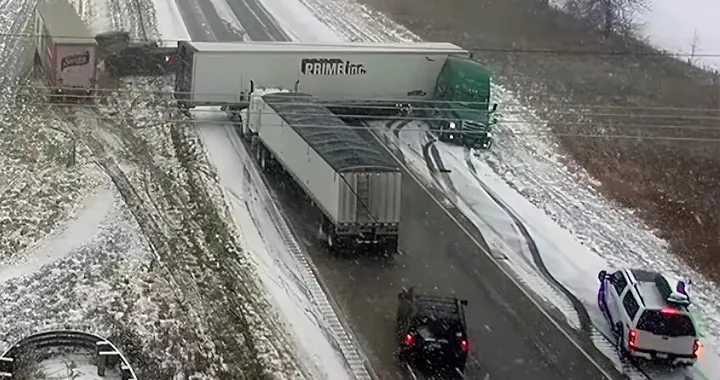 TIR scatena un incidente multiplo sulla neve [Video]