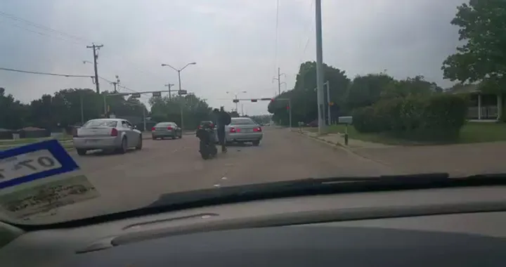 Motociclista contro automobilista