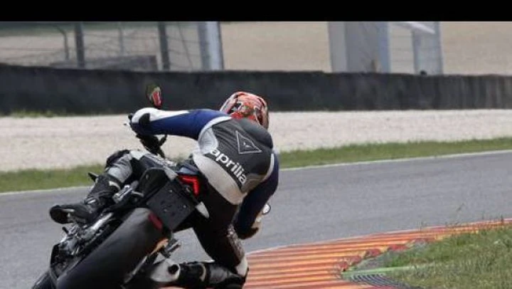 Aprilia Tuono V4 2011, prime immagini