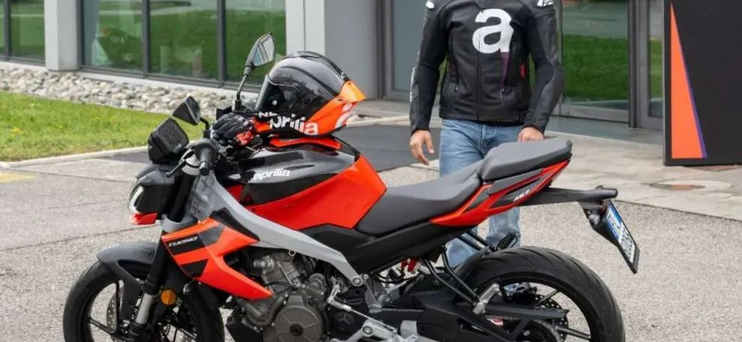 Jorge Martin, il campione fermo ai box ma in prima fila per Aprilia Tuono 457