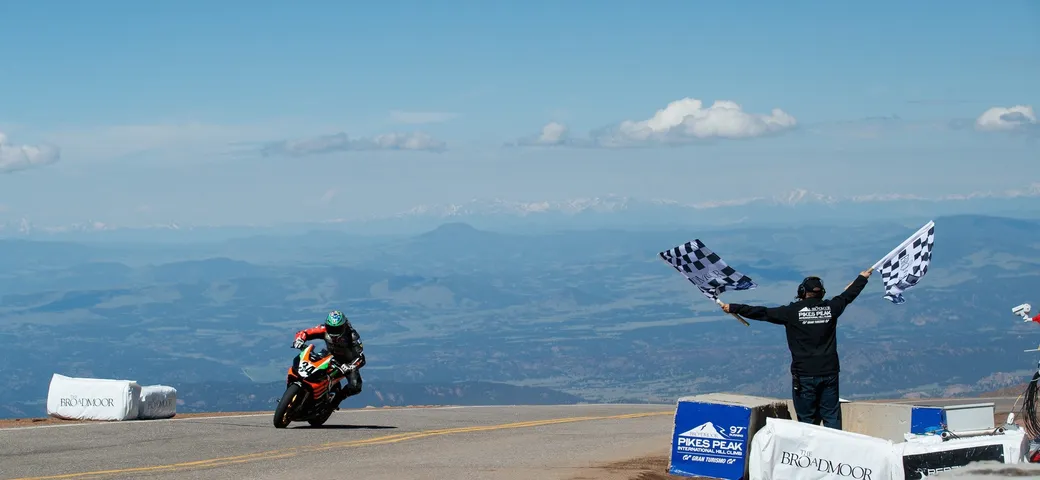 Aprilia Tuono V4 1.100 Factory: vittoria e record di categoria a Pikes Peak