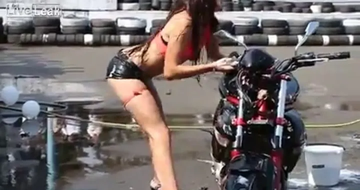 Un Sexy Bike Wash finito male Un video sexy diventa molto comico