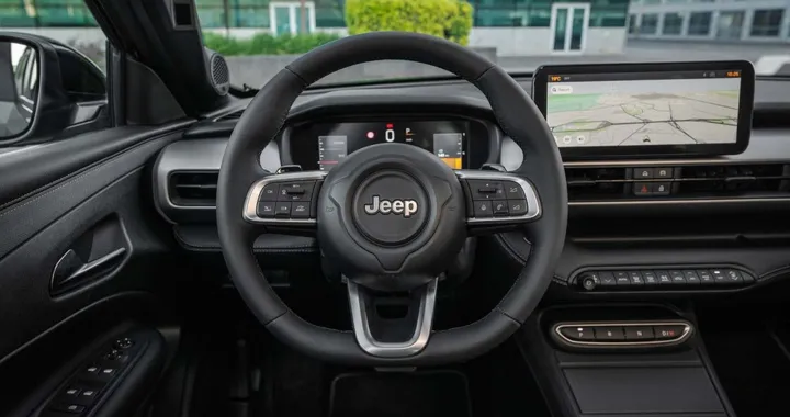 Jeep Avenger 2026, interni più curati e nuova tecnologia