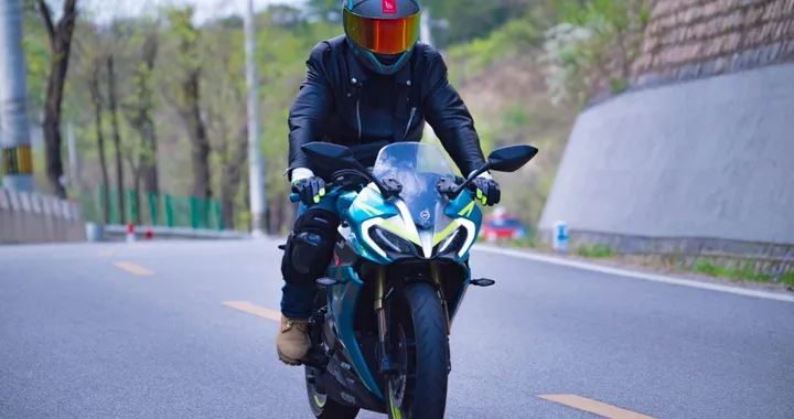 Due ruote, tra libertà e pericolo: i 6 pilastri per non correre rischi