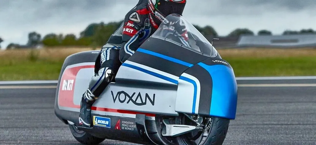 Max Biaggi punta al record di velocità con la Voxan Wattman: ecco il bolide elettrico
