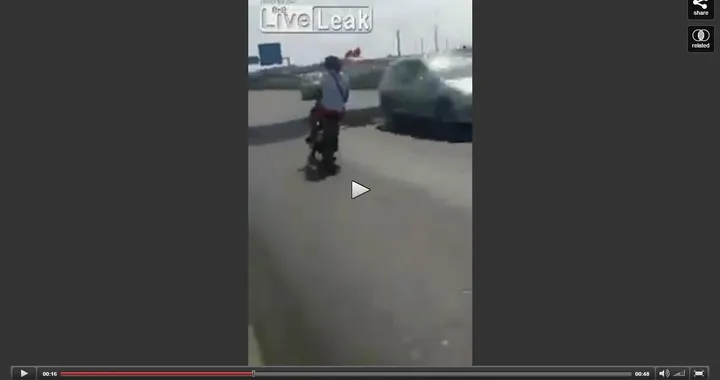 Deficienti in ciclomotore sull'autostrada [Video]