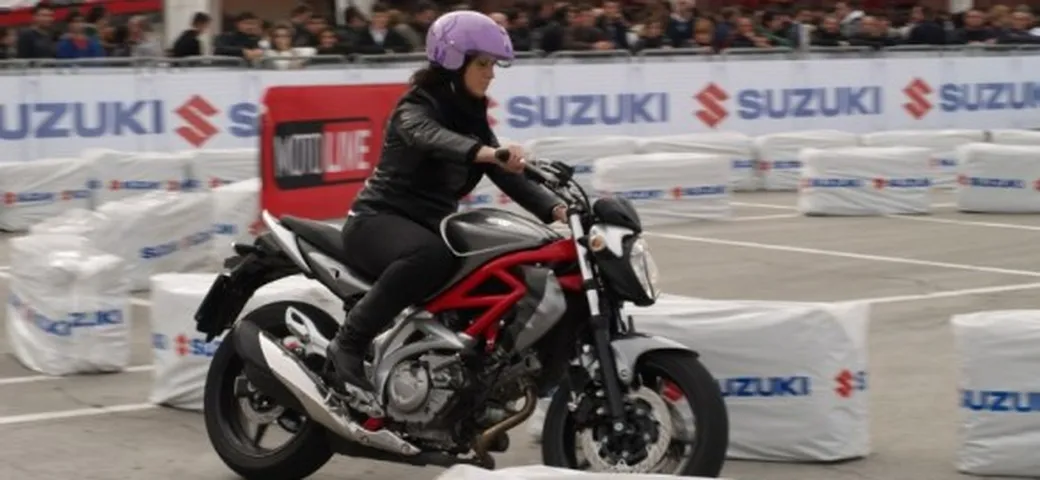 Le donne motocicliste si sentono più felici e sexy