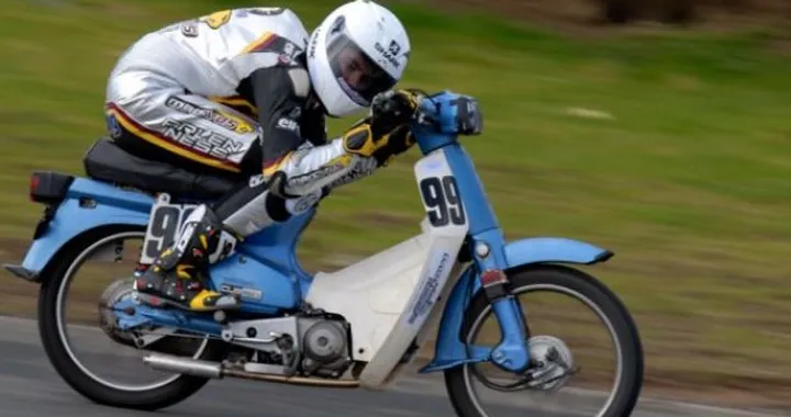 Scott Redding vince una gara di beneficenza su una Honda C90