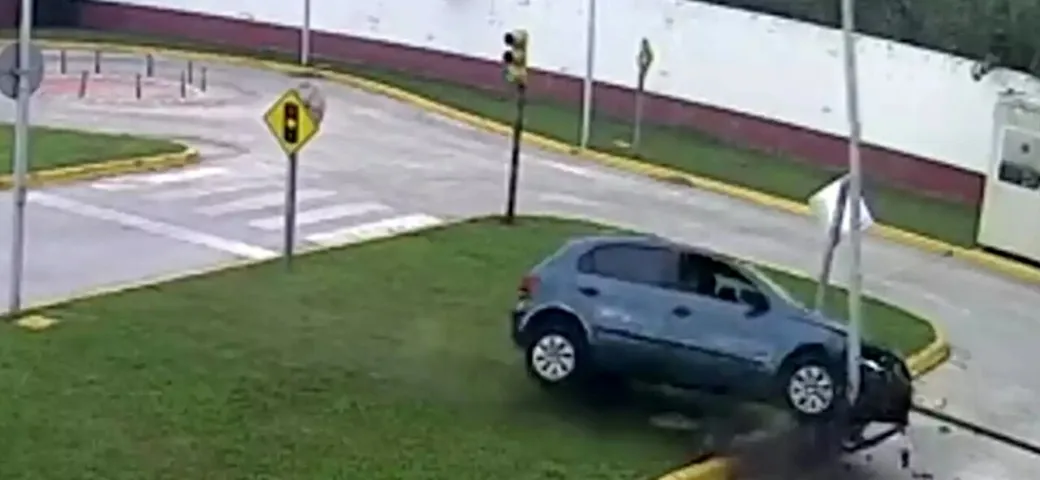 Disastroso esame di guida per una donna di 63 anni che si ribalta con l'auto [VIDEO]