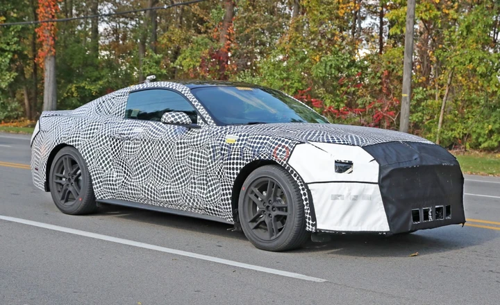 Ford Mustang: foto spia del facelift