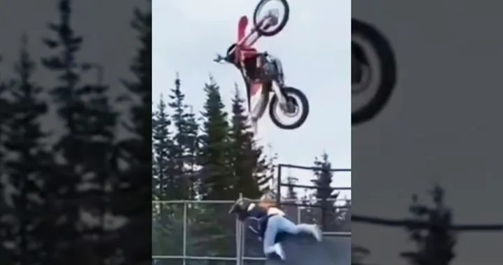 Video virale: si improvvisa stuntman e "lancia" la moto a diversi metri d'altezza