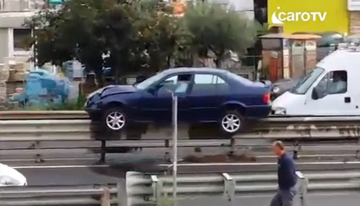 A Rimini la BMW resta in bilico sul guard rail