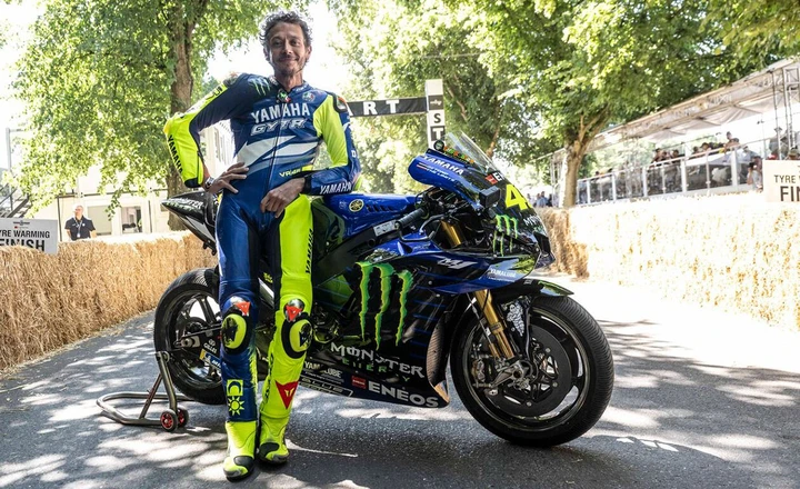 Valentino Rossi riaccende la Yamaha M1: il ritorno che emoziona Goodwood