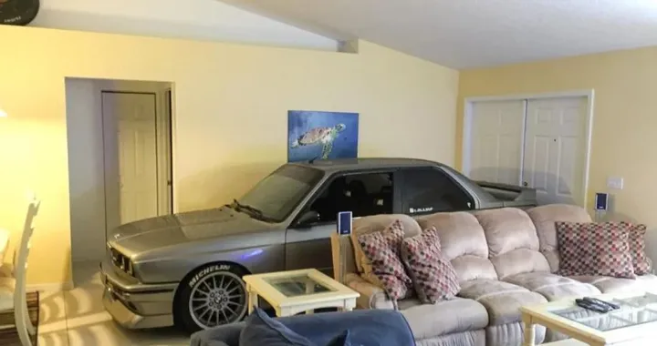 Nascose la sua M3 in salotto per proteggerla dall'uragano: dolce follia