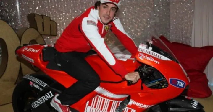 Ducati regala una DesmosediciRR a Fernando Alonso
