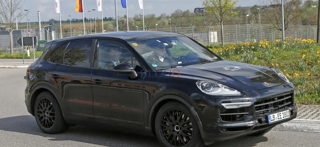 Parcheggia la Porsche in sosta vietata, la multa è di 20.000 euro