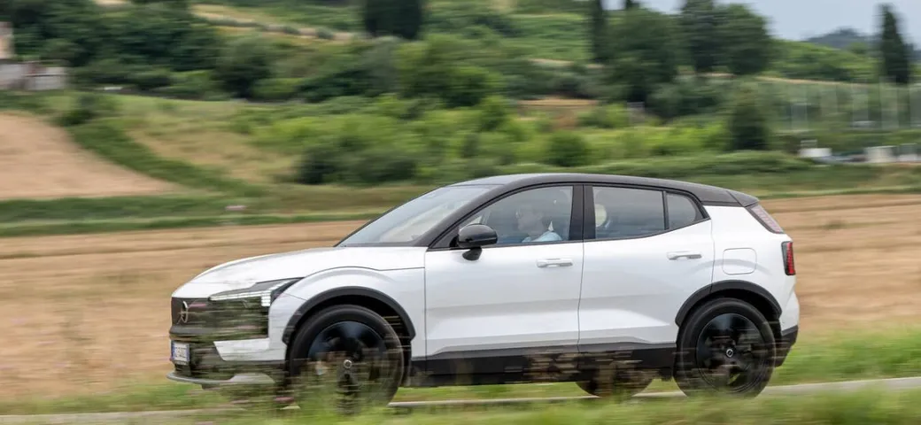 Volvo EX30 Cross Country: la piccola elettrica che osa fuori strada