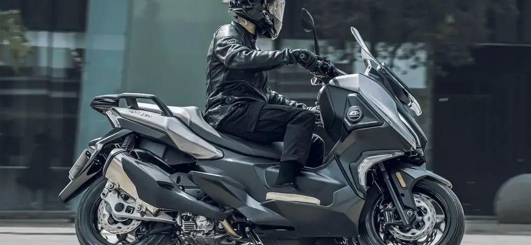 QJ Motor Fort 4.0: il nuovo riferimento per gli amanti dei maxi scooter