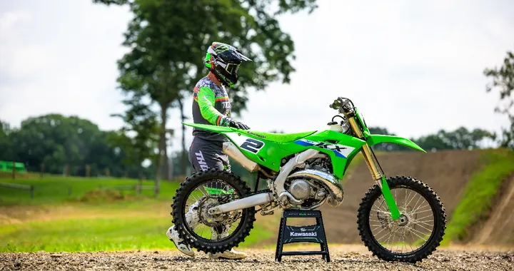 Kawasaki torna al 2 tempi: le nuove KX327 partono da 10.590 euro